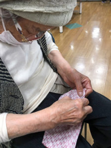 98歳利用者さんが布マスク作りにチャレンジ2