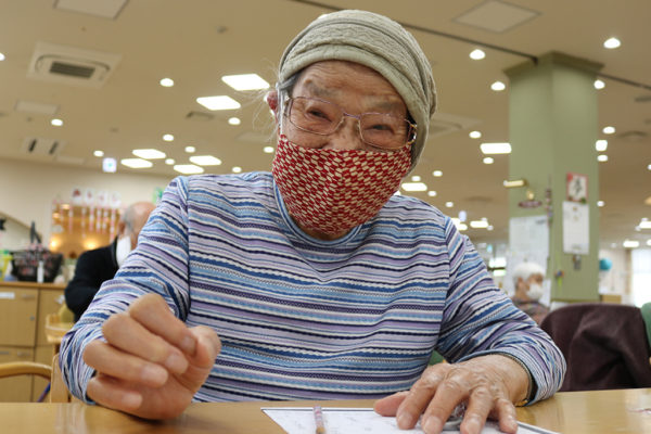 98歳利用者さんが布マスク作りにチャレンジ1