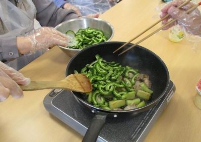 赤とんぼ大津　ゴーヤクッキング