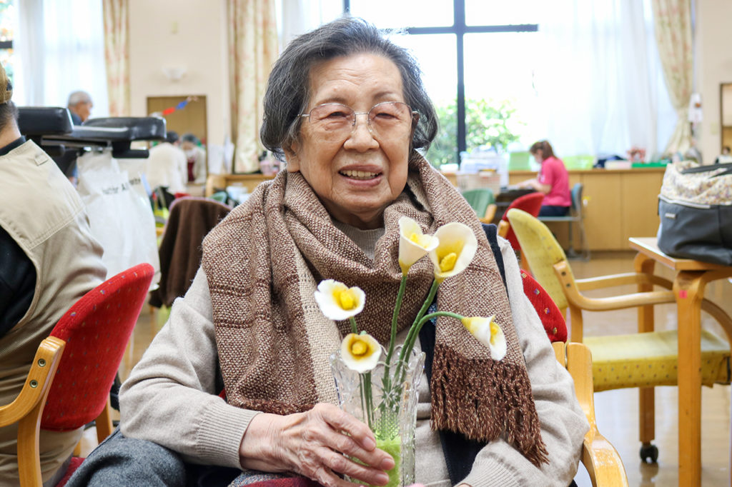 織物のストールと紙粘土のお花の作者