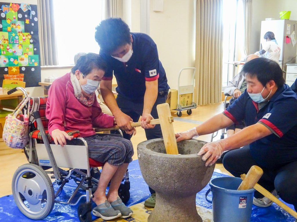 赤とんぼ長嶺 女性利用者さんが車椅子でお餅つき