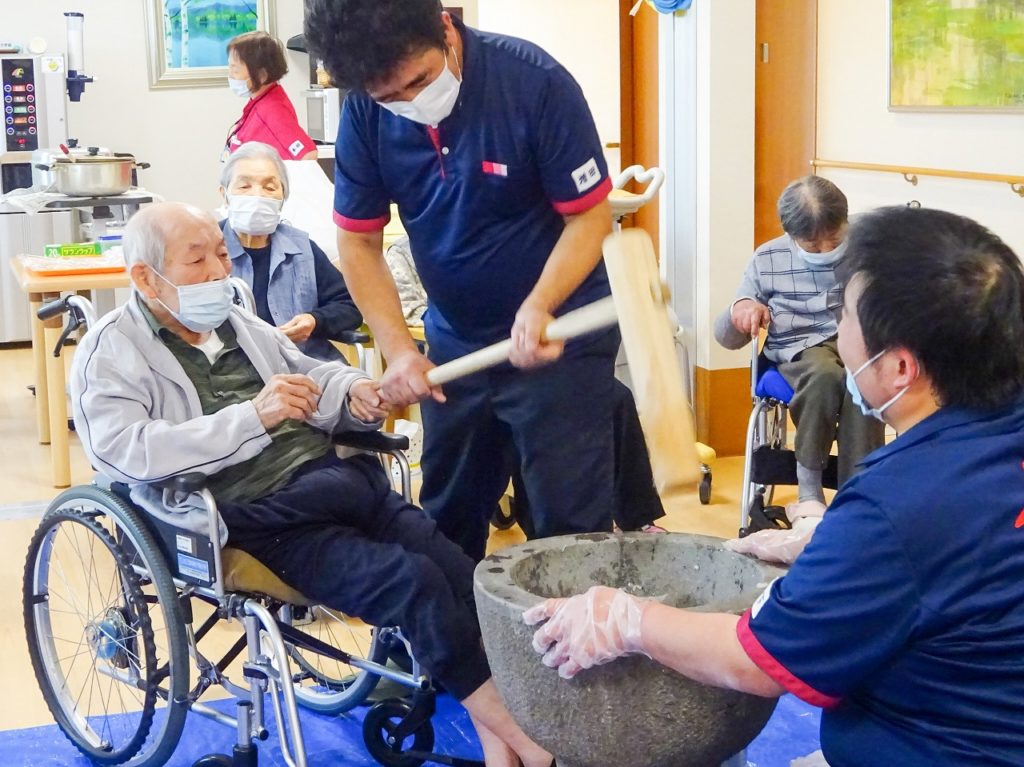 赤とんぼ長嶺 男性利用者さんが車椅子でお餅つき