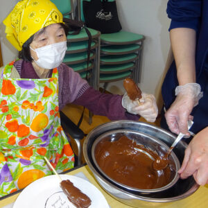 介護付き有料老人ホーム 赤とんぼ長嶺 チョコバナナ作り4