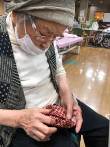 98歳利用者さんが布マスク作りにチャレンジ5