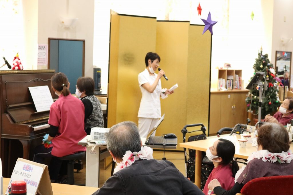 ケアセンター赤とんぼで忘年会 伴奏にチャレンジ