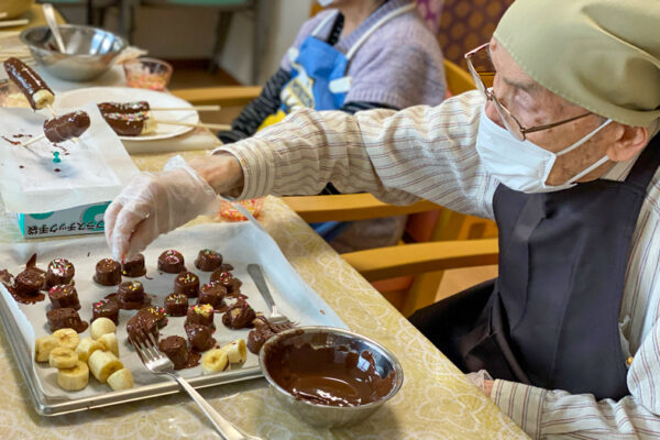 介護付き有料老人ホーム 赤とんぼ長嶺 チョコバナナ作り1