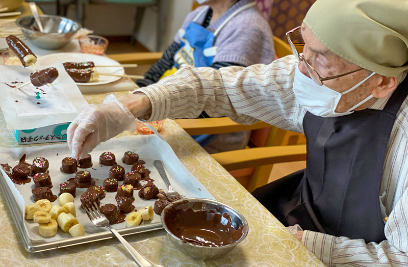 介護付き有料老人ホーム 赤とんぼ長嶺 チョコバナナ作り1