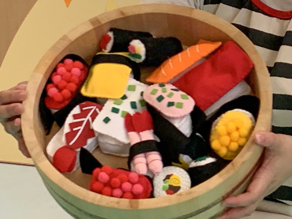 赤とんぼ保育園７月の誕生会　すし