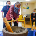 赤とんぼ長嶺 小規模多機能ホームの女性利用者さんが餅つき