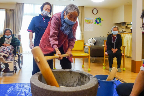 赤とんぼ長嶺 小規模多機能ホームの女性利用者さんが餅つき